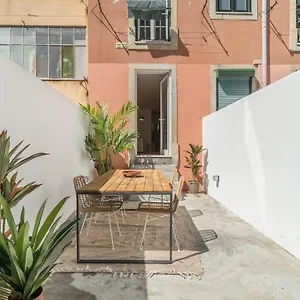 https://casa-boma-lisboa-elegant-apartment-with-private-terrace.hotels-lisbon-portugal.com
