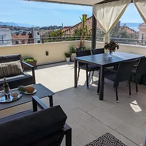 https://prime-location-penthouse-apt-with-a-large-terrace.splithotels.org